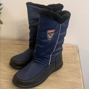 7M ladies Sporto Blue and Black Winter Boots. Zipper. Rubber soles. Fleece lined